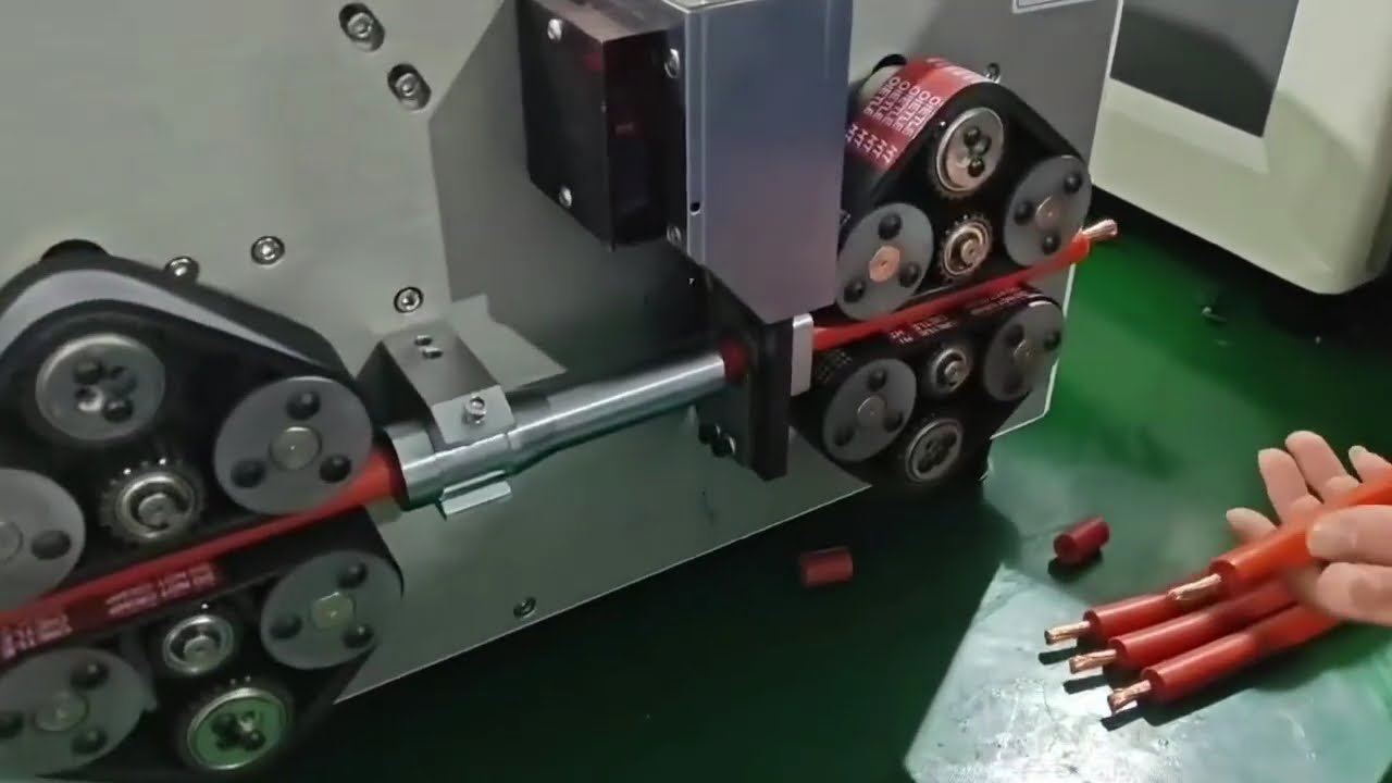 Mesin Pemotong & Pelucut Wayar Automatik 106 – Khusus untuk Wayar Segi Empat Besar 70mm² Teras Tunggal