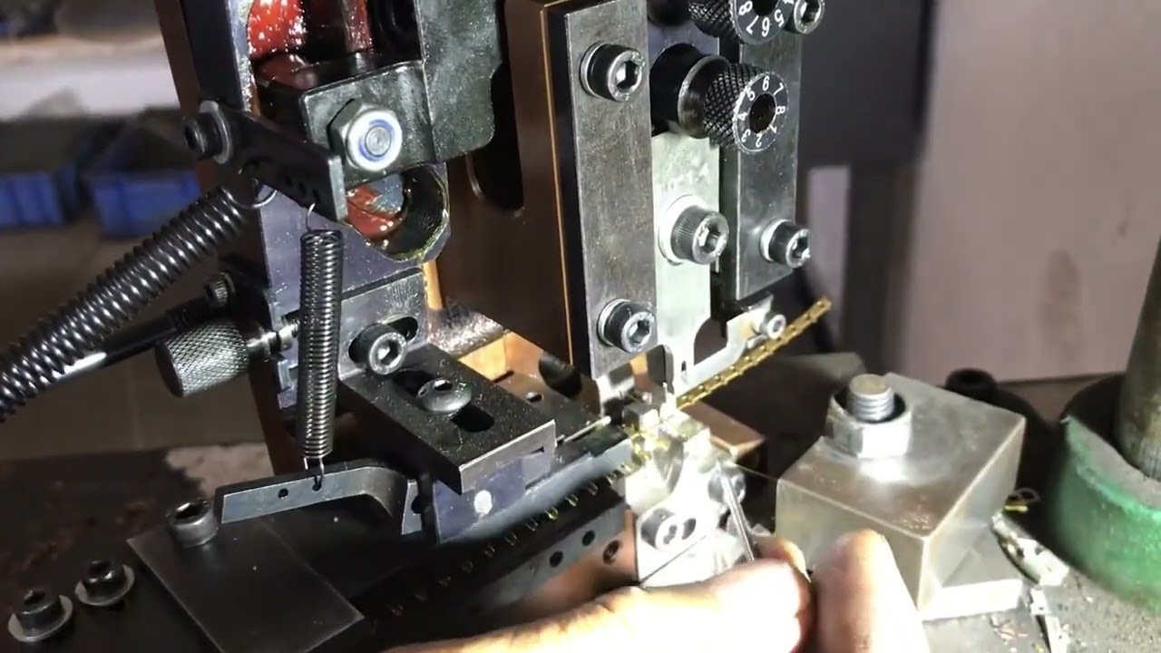 Video Sebenar Peralatan Crimping Pin Emas untuk Terminal Komunikasi - Mesin Automatik